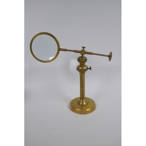 172 - An adjustable brass table top magnifying glass, 24 cm high collapsed