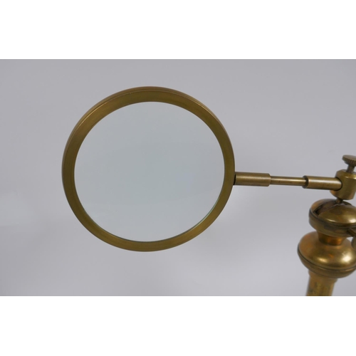 172 - An adjustable brass table top magnifying glass, 24 cm high collapsed