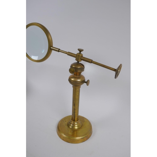 172 - An adjustable brass table top magnifying glass, 24 cm high collapsed