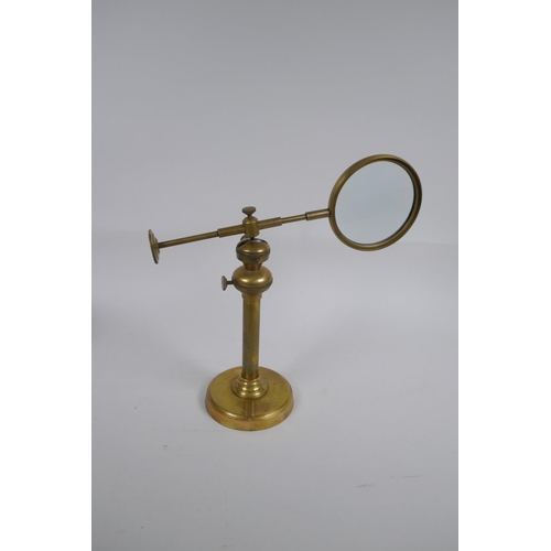 172 - An adjustable brass table top magnifying glass, 24 cm high collapsed