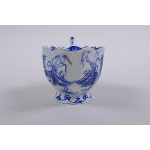 62 - A pearlware blue and white porcelain sauce boat, 11 cm long