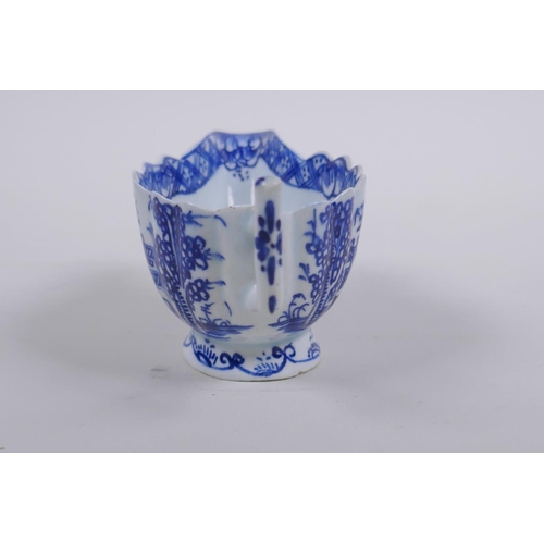 62 - A pearlware blue and white porcelain sauce boat, 11 cm long