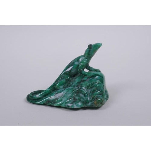 68 - A Chinese marbled green hardstone carving of a lizard on a rock, 9cm long