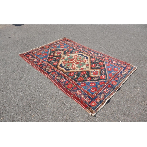 1043 - An Iranian Hamadan multicolour ground wool rug decorated with birds and flowers, 138 x 206cm