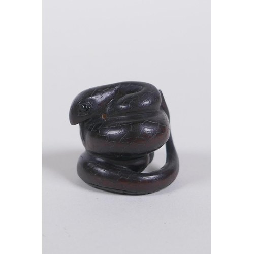 116 - A Japanese carved boxwood netsuke in the form of a snake, 2cm