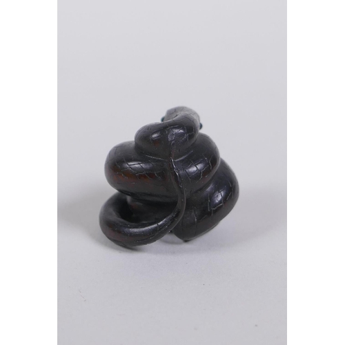 116 - A Japanese carved boxwood netsuke in the form of a snake, 2cm