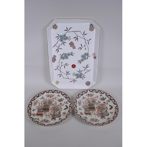 322 - A pair of Chinese porcelain cabinet plates with polychrome and gilt decoration of objects of virtue,... 