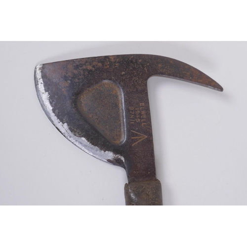 51 - A British WWII RAF pilot's escape axe by Elwell, 1945, marked with the War Department arrow, purport... 