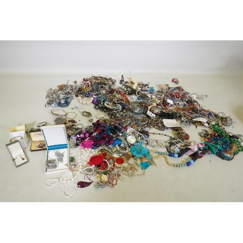 621 - A quantity of costume jewellery