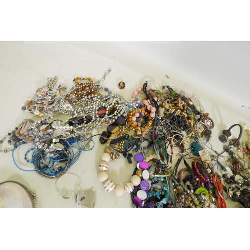 621 - A quantity of costume jewellery