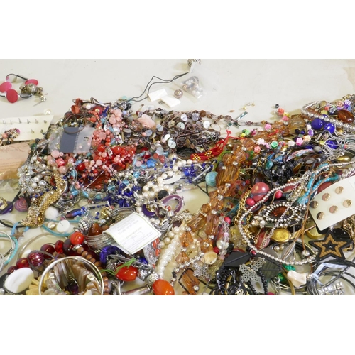 621 - A quantity of costume jewellery