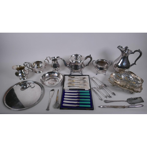 622 - A quantity of silver plate to include a three piece tea set, jugs, pierced basket, flatware etc, lar... 