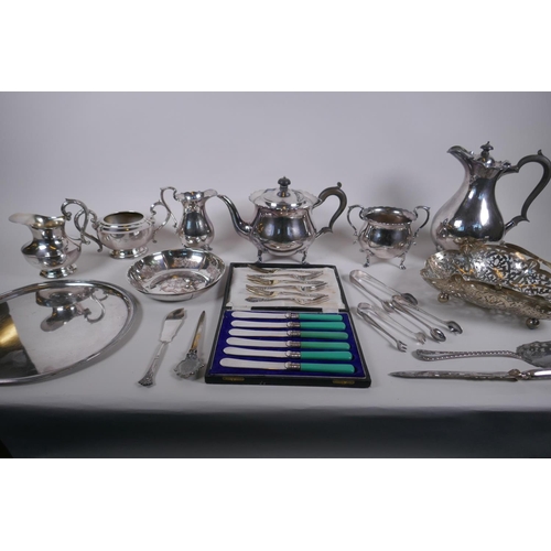 622 - A quantity of silver plate to include a three piece tea set, jugs, pierced basket, flatware etc, lar... 