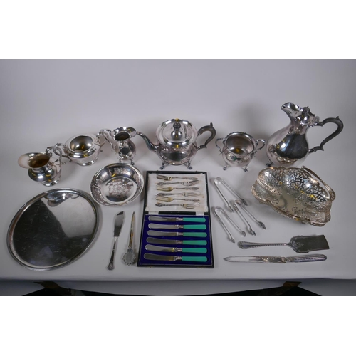 622 - A quantity of silver plate to include a three piece tea set, jugs, pierced basket, flatware etc, lar... 