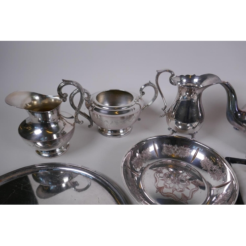 622 - A quantity of silver plate to include a three piece tea set, jugs, pierced basket, flatware etc, lar... 