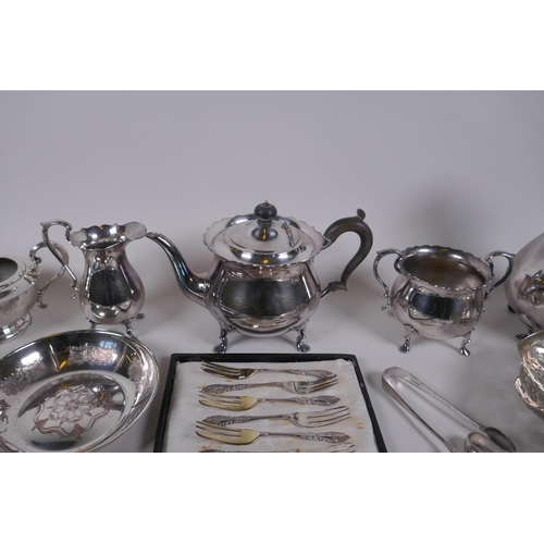 622 - A quantity of silver plate to include a three piece tea set, jugs, pierced basket, flatware etc, lar... 