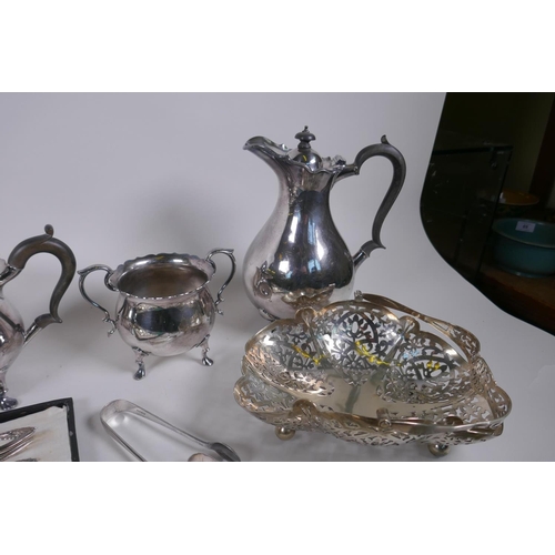 622 - A quantity of silver plate to include a three piece tea set, jugs, pierced basket, flatware etc, lar... 