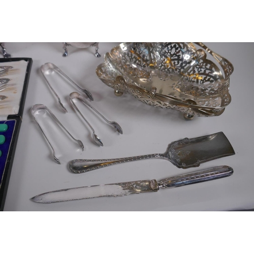 622 - A quantity of silver plate to include a three piece tea set, jugs, pierced basket, flatware etc, lar... 