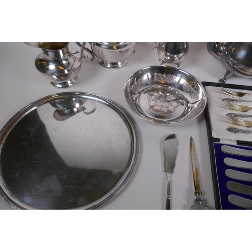 622 - A quantity of silver plate to include a three piece tea set, jugs, pierced basket, flatware etc, lar... 