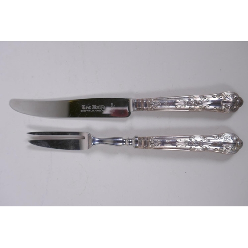 636 - A set of six silver handled tea knives and a matching set of cake forks by Harrison Brothers, Sheffi... 