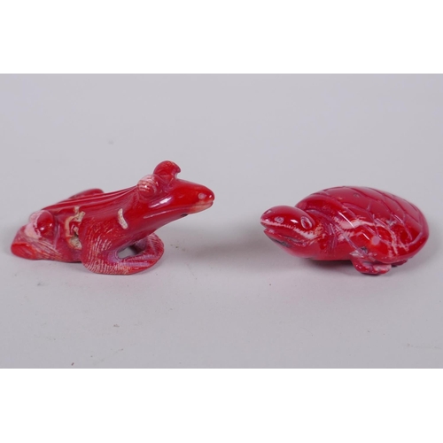 141 - An oriental carved coral toad, and another4 carved in the form of a tortoise, 6cm long