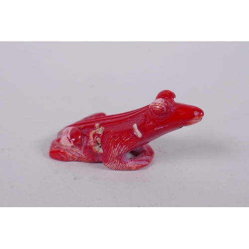 141 - An oriental carved coral toad, and another4 carved in the form of a tortoise, 6cm long