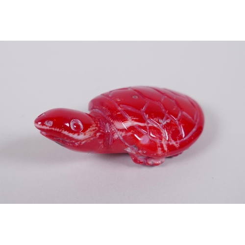 141 - An oriental carved coral toad, and another4 carved in the form of a tortoise, 6cm long