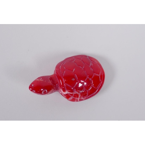 141 - An oriental carved coral toad, and another4 carved in the form of a tortoise, 6cm long