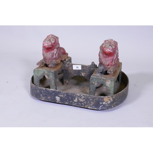 30 - A C19th painted cast iron foot scraper in the form of a pair of lions, 44cm wide, 28cm high