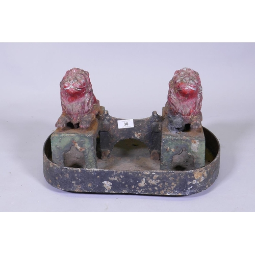 30 - A C19th painted cast iron foot scraper in the form of a pair of lions, 44cm wide, 28cm high