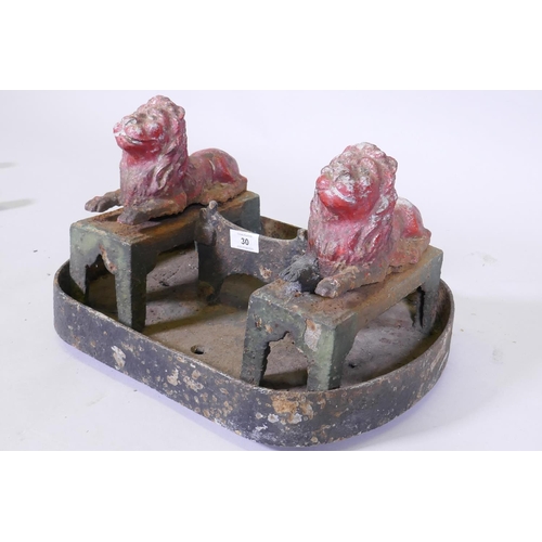 30 - A C19th painted cast iron foot scraper in the form of a pair of lions, 44cm wide, 28cm high