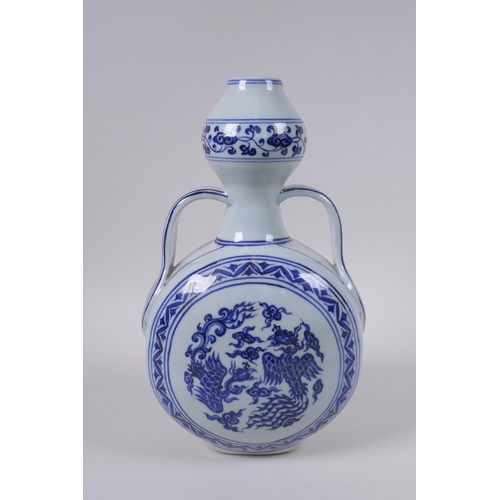 41 - A Chinese blue and white porcelain two handled garlic head shaped flask with phoenix decoration, Xua... 