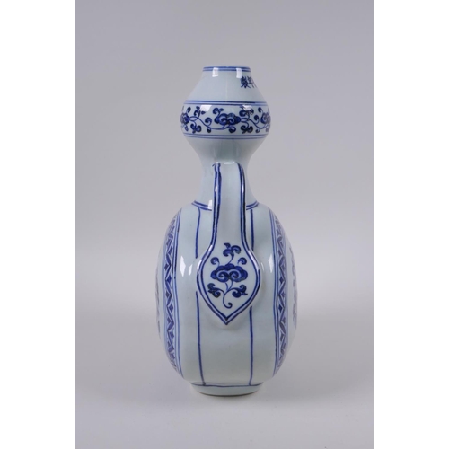 41 - A Chinese blue and white porcelain two handled garlic head shaped flask with phoenix decoration, Xua... 