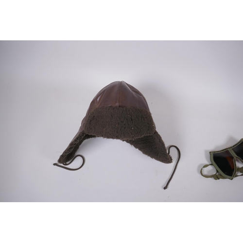 84 - A vintage leather motoring/aviator's cap and a pair of period goggles