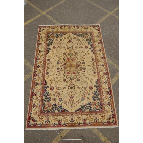 1061 - A cream ground Kashan carpet with Royal design, 200 x 290cm