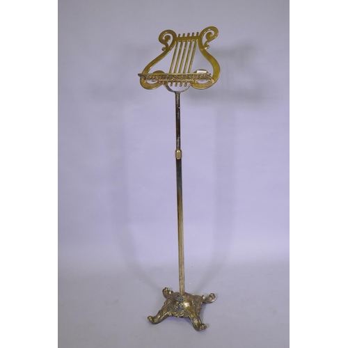 1063 - A brass telescopic music stand, 100cm high, 140cm extended