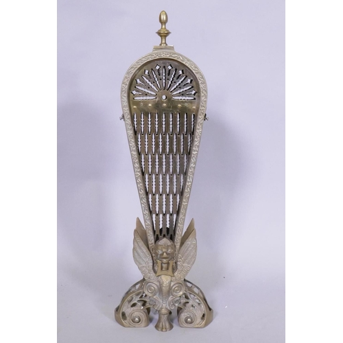 1066 - A brass fan shaped fire guard, 97 x 60cm high