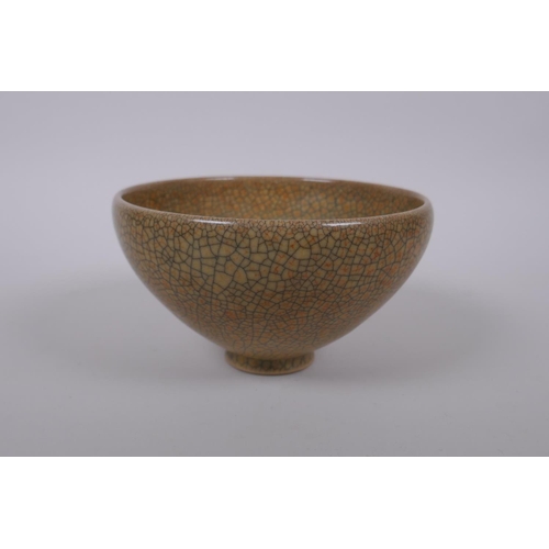 132 - A Chinese crackleware porcelain bowl, 16cm diameter