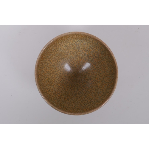 132 - A Chinese crackleware porcelain bowl, 16cm diameter