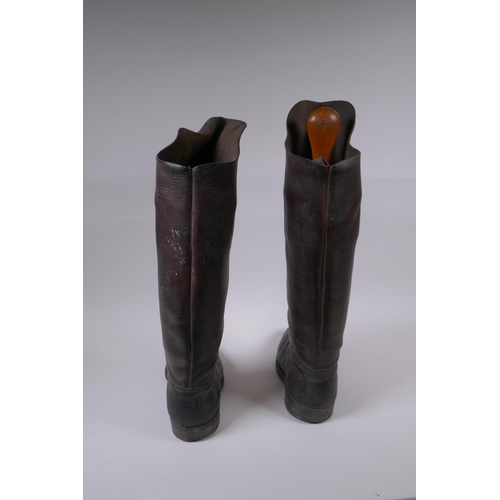 94 - A pair of WWI leather cavalryman's Jack boots, by W. Nichols & Son, 1918, 51cm high