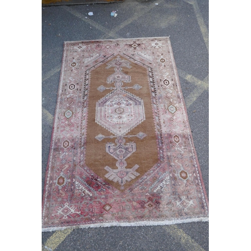 1120 - A Persian wool Songhor Hamadan rug, faded, 158 x 245cm