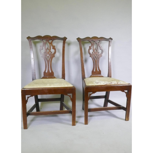 1129 - A good pair of C18th  Chippendale provincial style elm side chairs with pierced back splats, ra... 