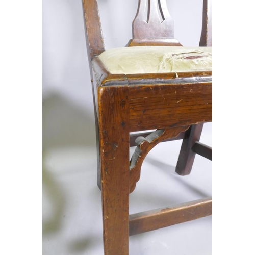 1129 - A good pair of C18th  Chippendale provincial style elm side chairs with pierced back splats, ra... 