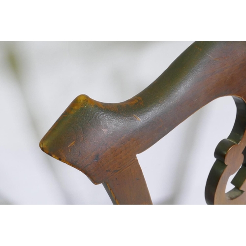 1129 - A good pair of C18th  Chippendale provincial style elm side chairs with pierced back splats, ra... 