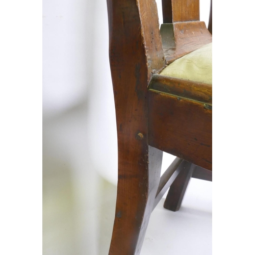 1129 - A good pair of C18th  Chippendale provincial style elm side chairs with pierced back splats, ra... 