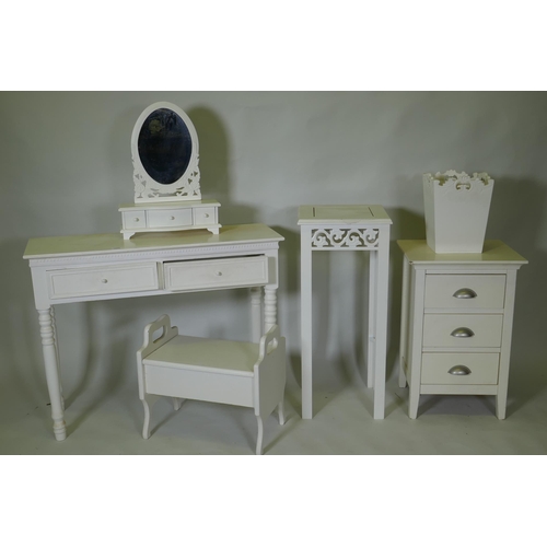 1033 - A painted two drawer side/dressing table, toilet mirror, jardiniere stand and bin, 94 x 32 x 73cm