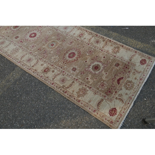 1074 - A cream ground wool Ziegler Mahal runner decorated with floral medallions, 85 x 350cm