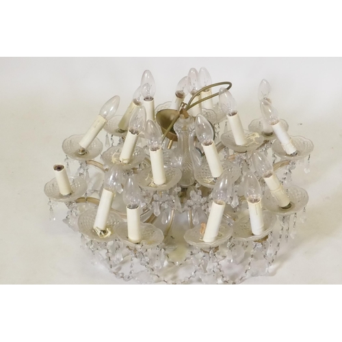 1083 - An eighteen branch crystal glass chandelier