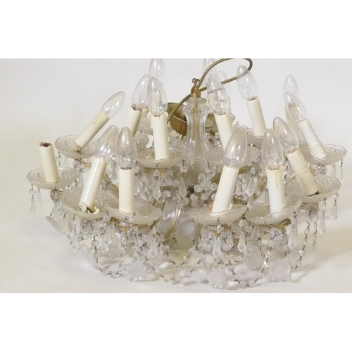 1083 - An eighteen branch crystal glass chandelier