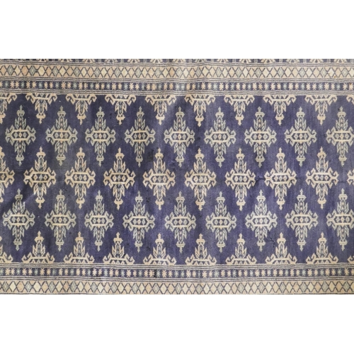 1101 - A Persian Sarugh blue ground wool rug, 150 x 92cm